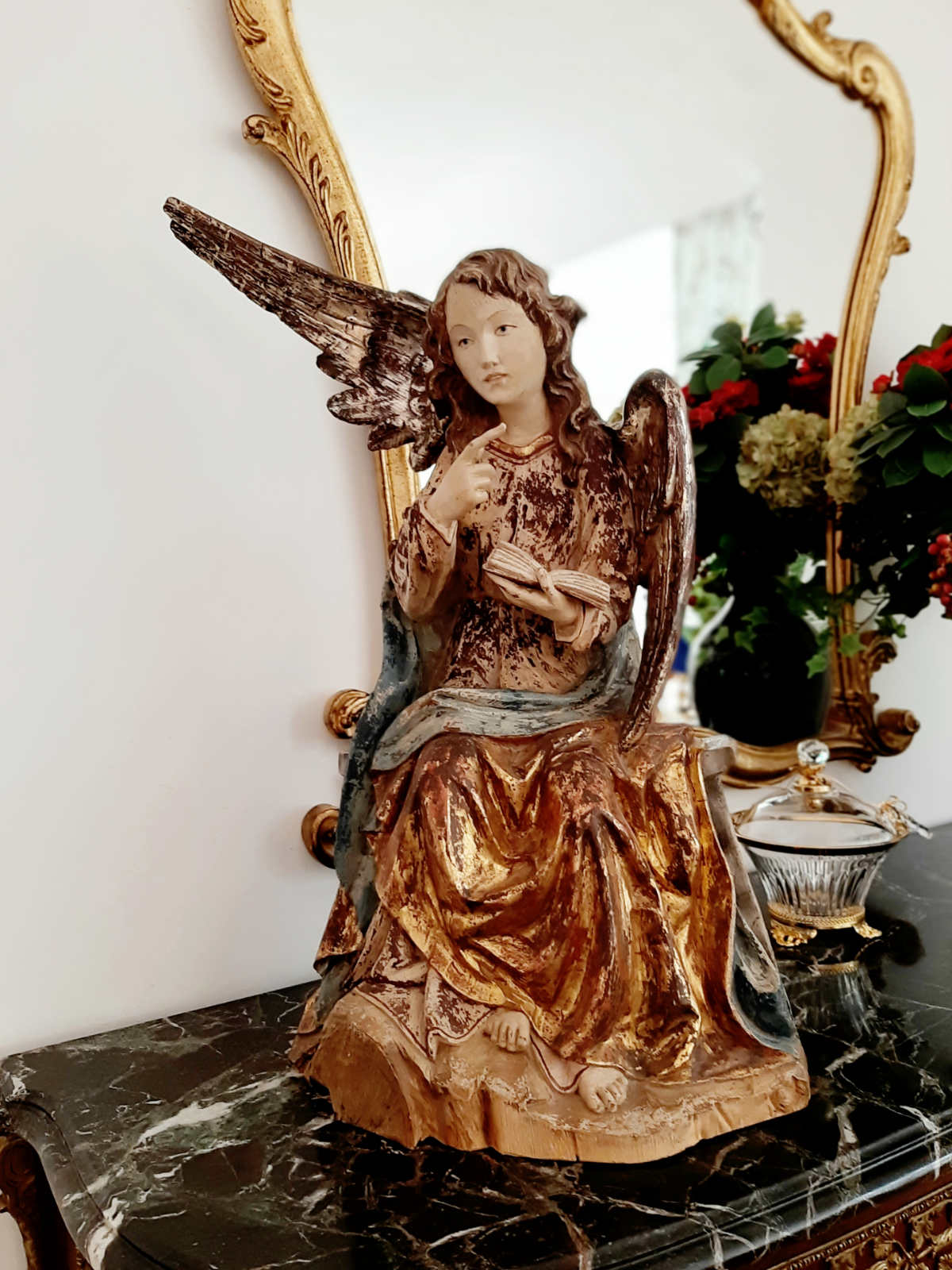 Gotischer Engel aus Holz, mit Signatur Zenz T., Frontalansicht.