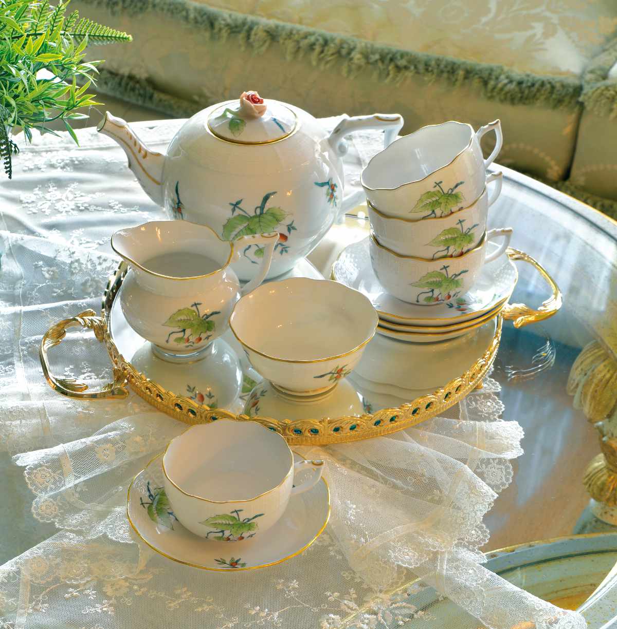 Herend Tee-Service, in weiß, mit floralem Dekor und Goldrand, aus Porzellan, für 4 Personen, Frontalansicht.