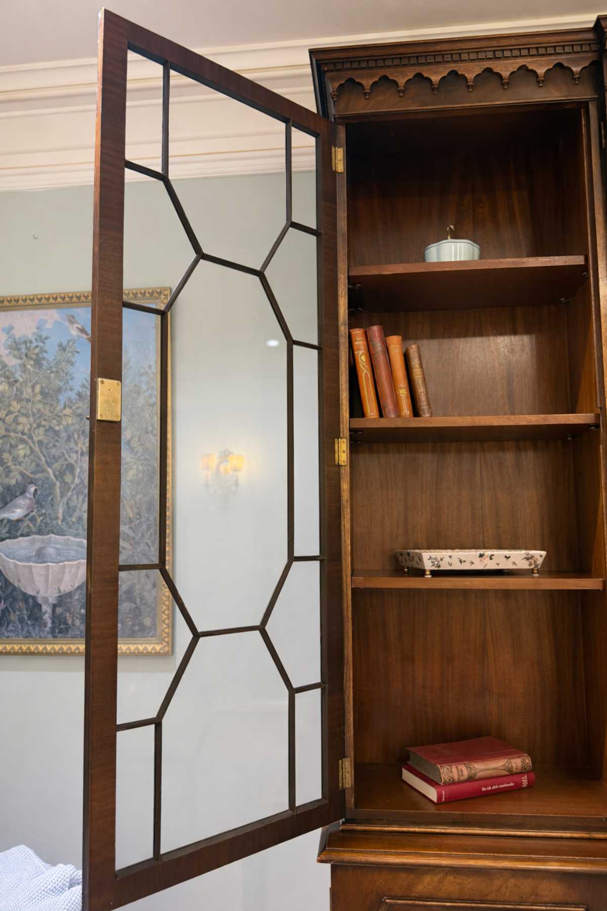 Innenansicht der Bibliothek mit Regalböden für Bücher und Dekoration.