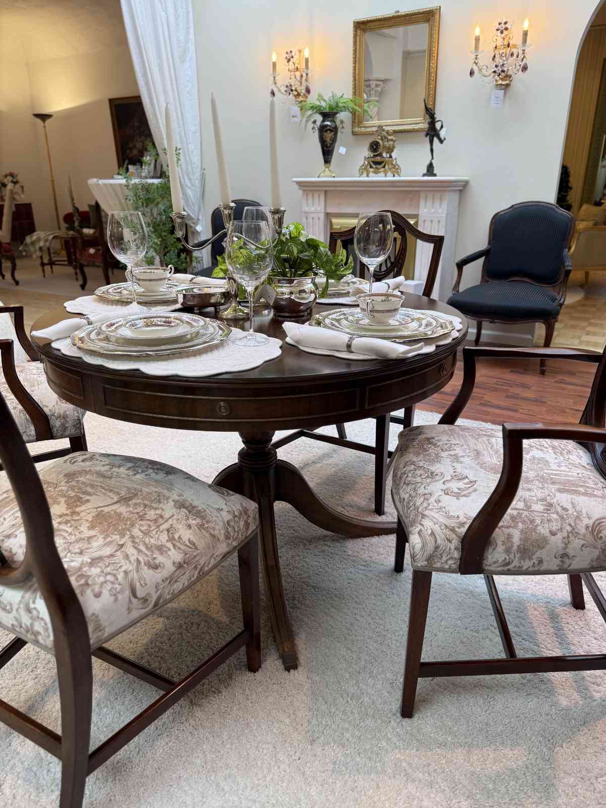 ssgruppe Louis Englischer Stil Mahagoni Rundtisch Mit Stühlen.