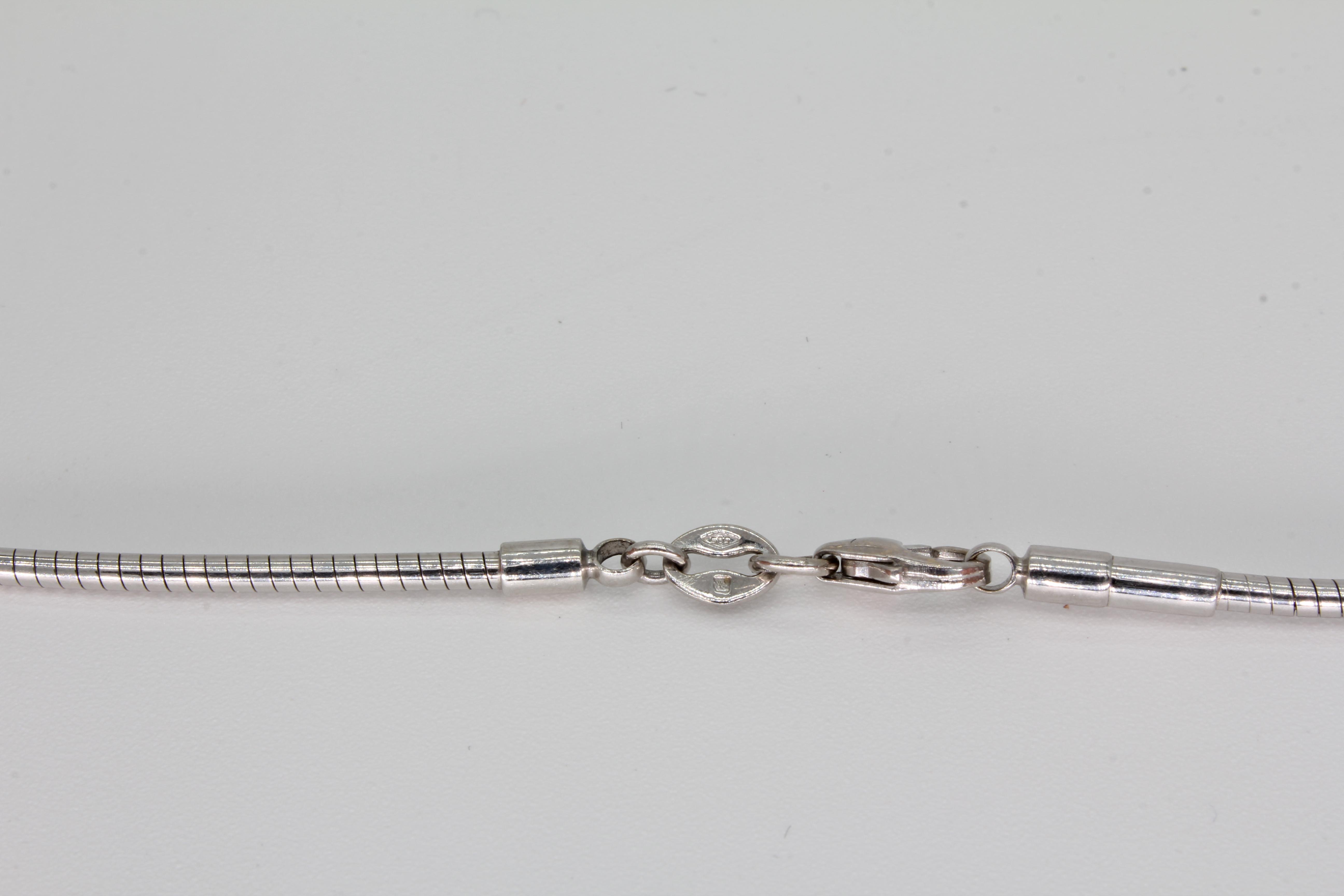 Verschlussdetail eines Weißgold Halsreifs mit Akoya Perle