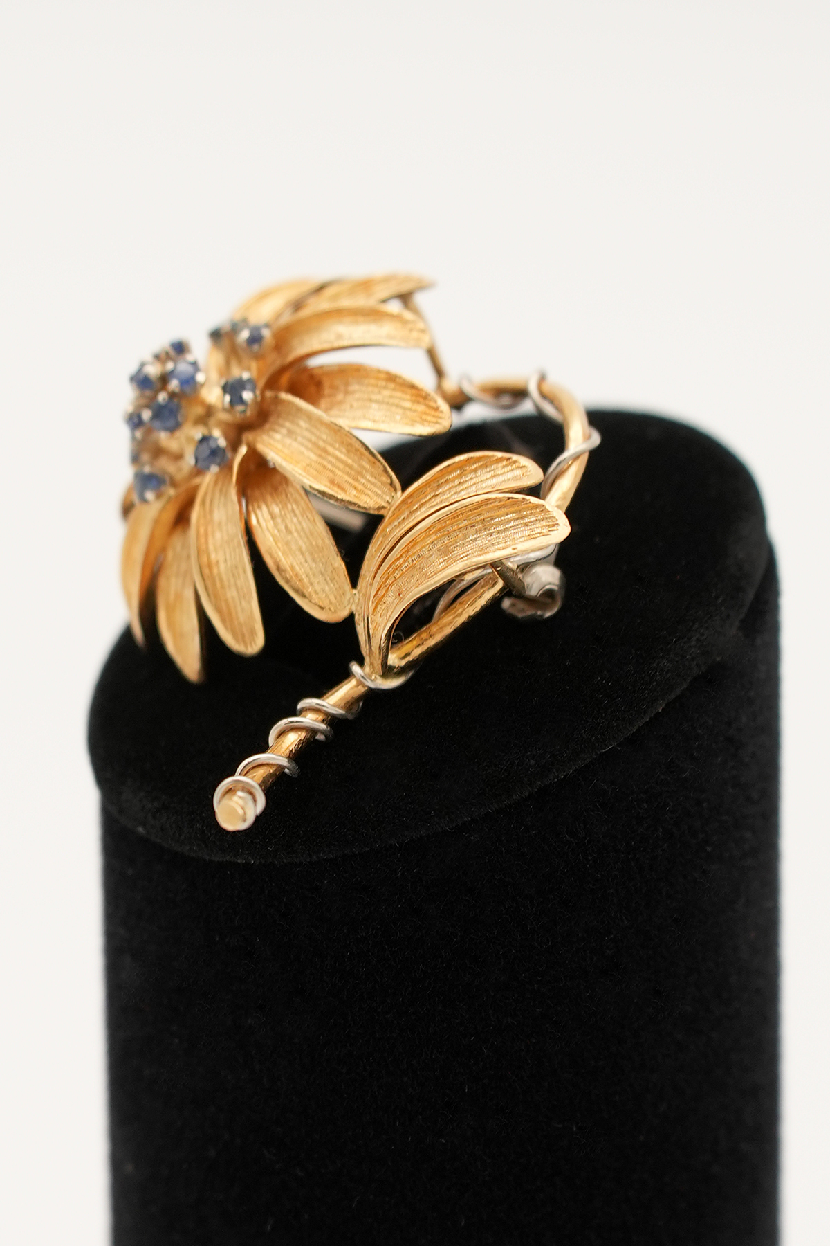 Seitliche Ansicht der goldenen Blumenbrosche mit Saphiren und Diamant