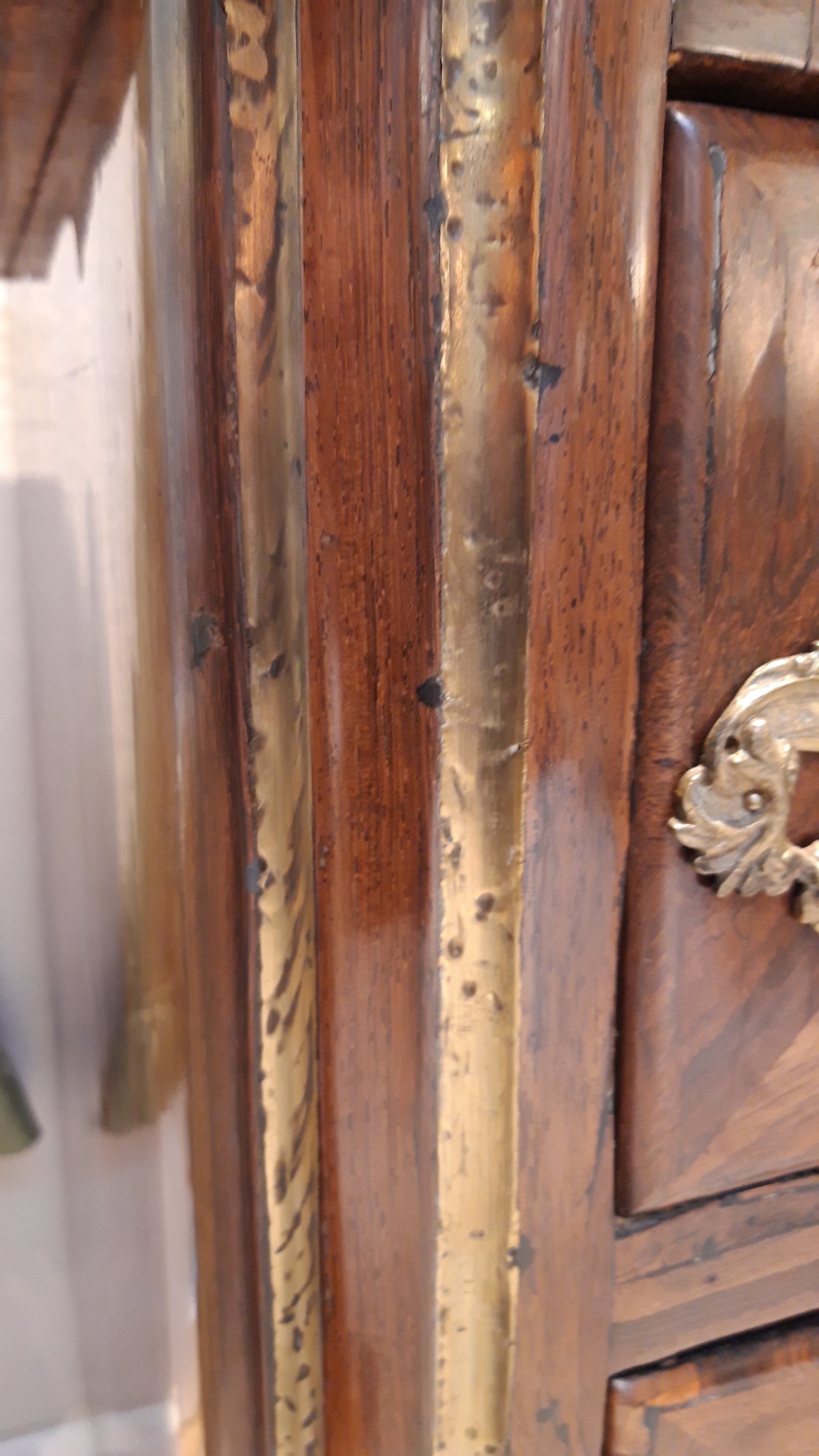 Seitliche Lisene der Barockkommode mit Bronzeprofil