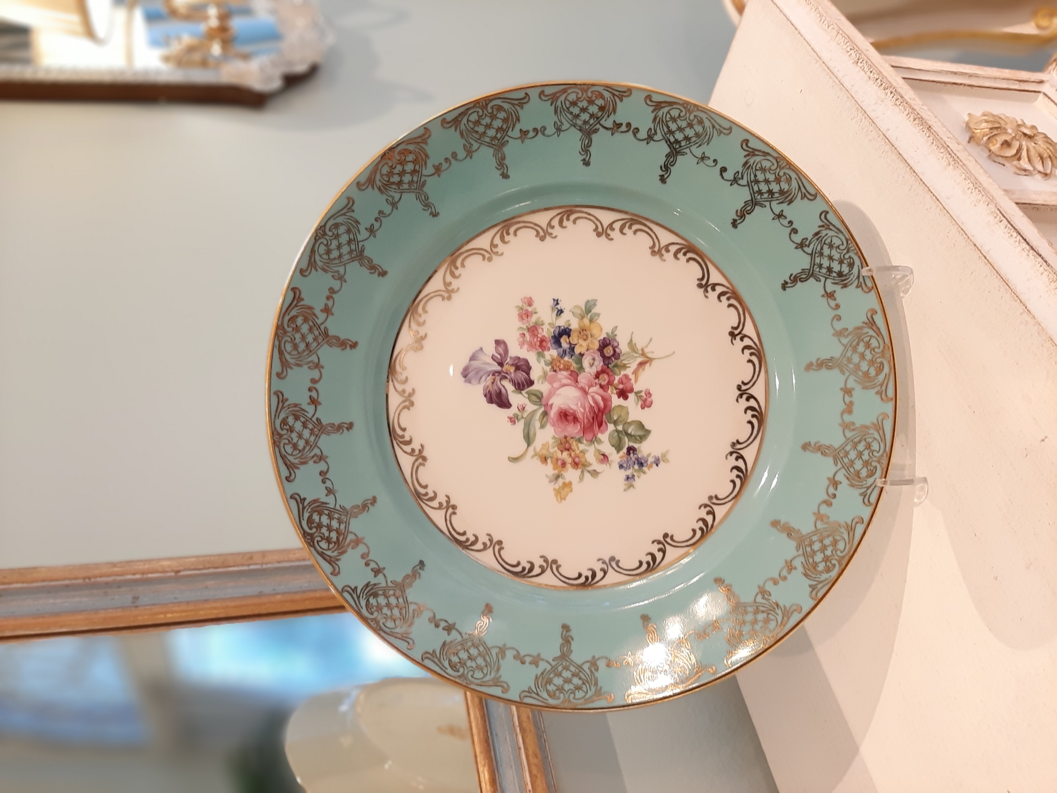 Türkiser Teller mit floraler Handmalerei als dekorativer Wandschmuck oder Sideboard-Dekoration