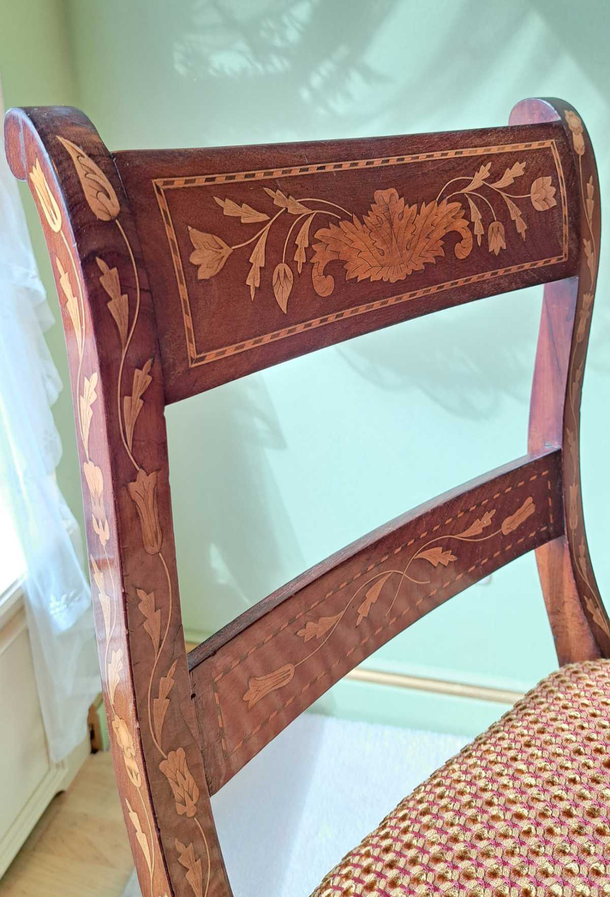 Antiker Stuhl, intarsiert, aus den Niederlanden, wohl 19. Jahrhundert, neu gepolstert und bezogen, Detail Intarsien.