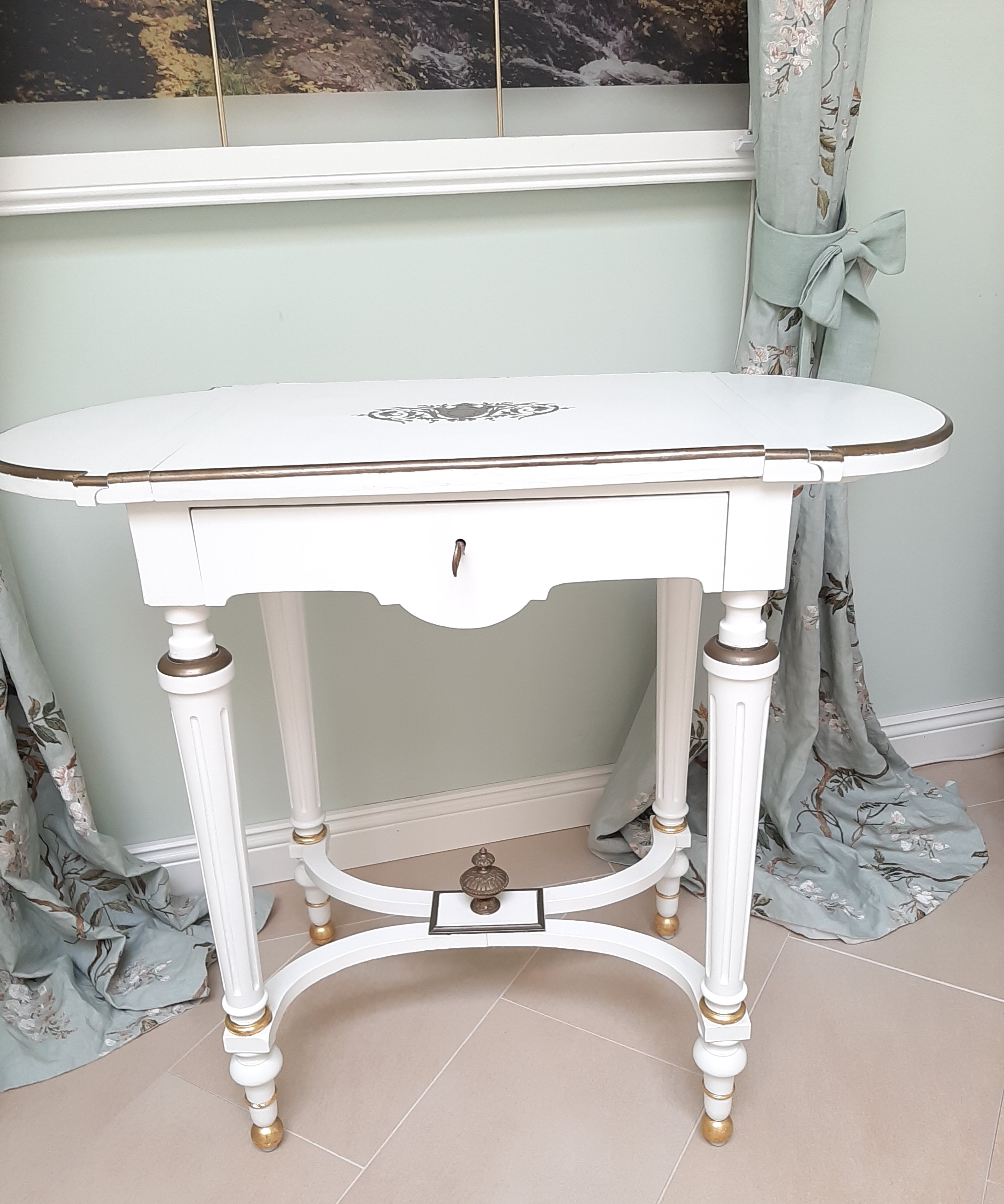Weißer Schminktisch aus der Gründerzeit mit geschwungenen Beinen und Goldlinien