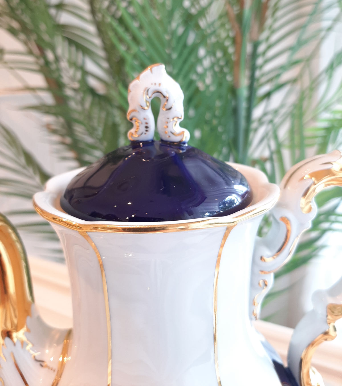 Mokkakanne von Meissen, auch Kaffeekanne, aus Porzellan, in blau mit gold, Deckelansicht.