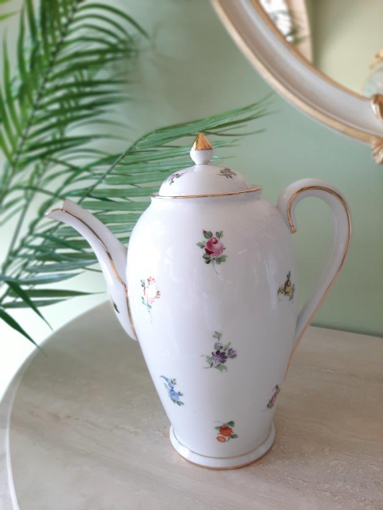 Handbemalte Porzellan Kaffeekanne mit feinem Streublümchen Dekor