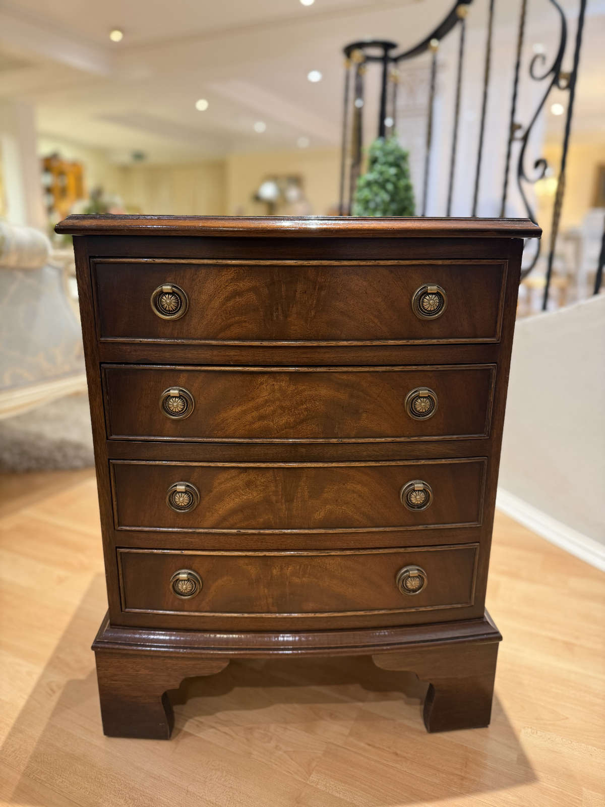 Kommödchen Toby aus Mahagoni im englischen Stil, frontal.