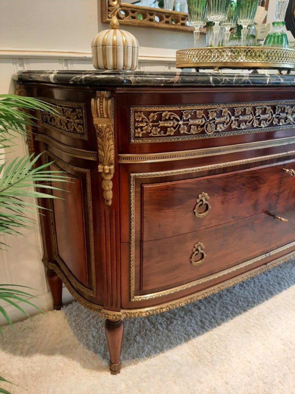 Klassisch geformte Kommode Bronzeverzierungen Marmorplatte abschließbare Schubladen seitlich 1 Klassisch geformte Kommode, mit Bronzeverzierungen, Marmorplatte, abschließbaren Schubladen, seitlich 1.