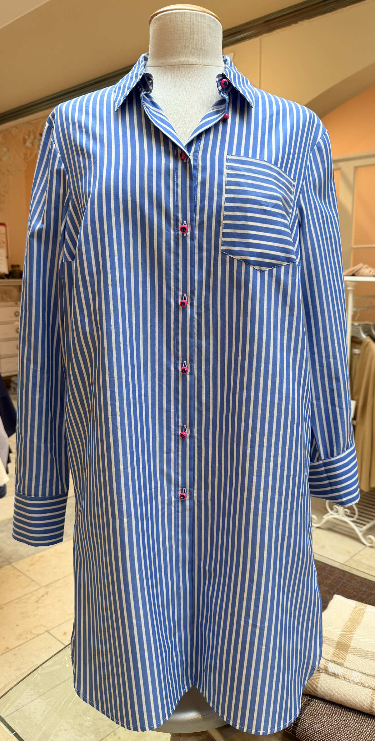 Maison Common Bluse in blau weiß gestreift, in Größe 38.