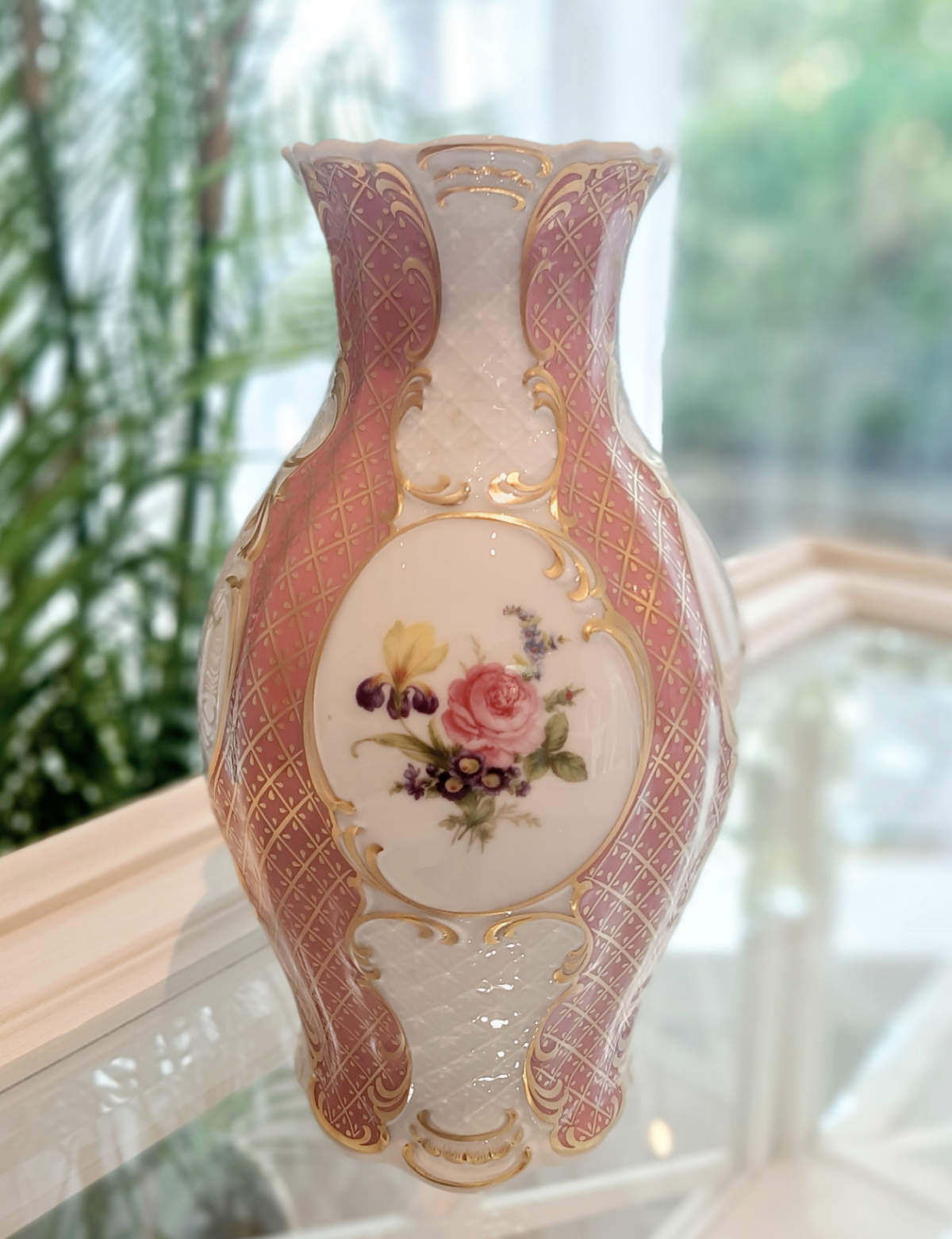 Lindner Porzellan Vase, in rosé und Gold, handbemalt mit Blumenmotiv, Frontalansicht.
