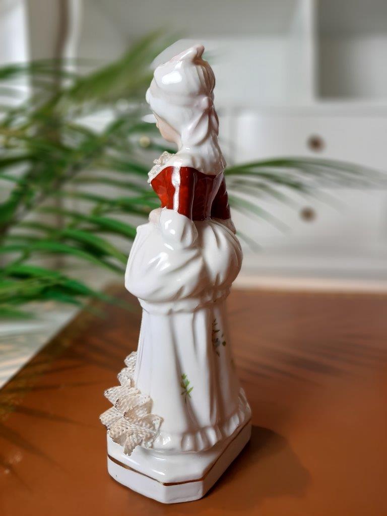 Barocke Porzellanfigur einer Dame, andere Seitenansicht