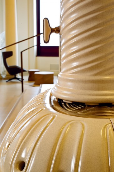 kaminofen-oval-weiss-notalgisch-keramik-castellana-detail