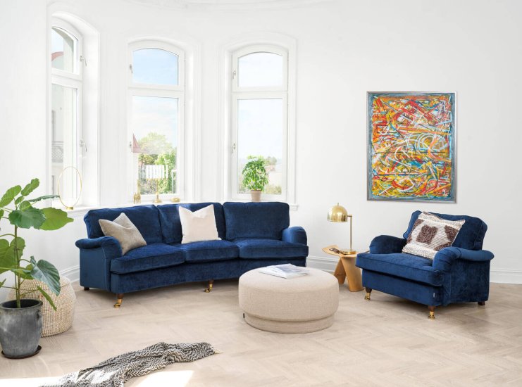 seite7_sofa-london-curved_-london-1-seater_-eros-midnight-blue_original-artwork-bearbeitet