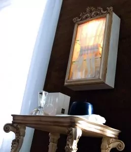 wandregal-glastuer-licht-holz-geschnitzt-creme-silvano-grifoni-2494