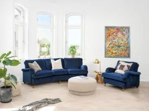 seite7_sofa-london-curved_-london-1-seater_-eros-midnight-blue_original-artwork-bearbeitet