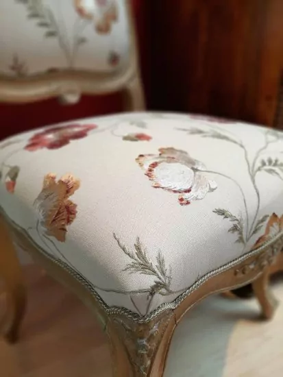 stuhl-aus-einem-franzoesischem-schloss