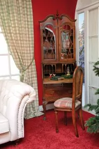 Englischer Sekretär Rowan mit Stühlchen.