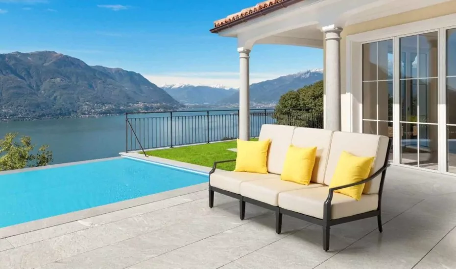 gartenmoebel-oxleys-3-sitzer-lounge-sienna-mattschwarz-ambiente