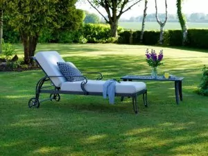 gartenmoebel-oxleys-sonnenliege-lounger-scroll-mattschwarz-ambiente