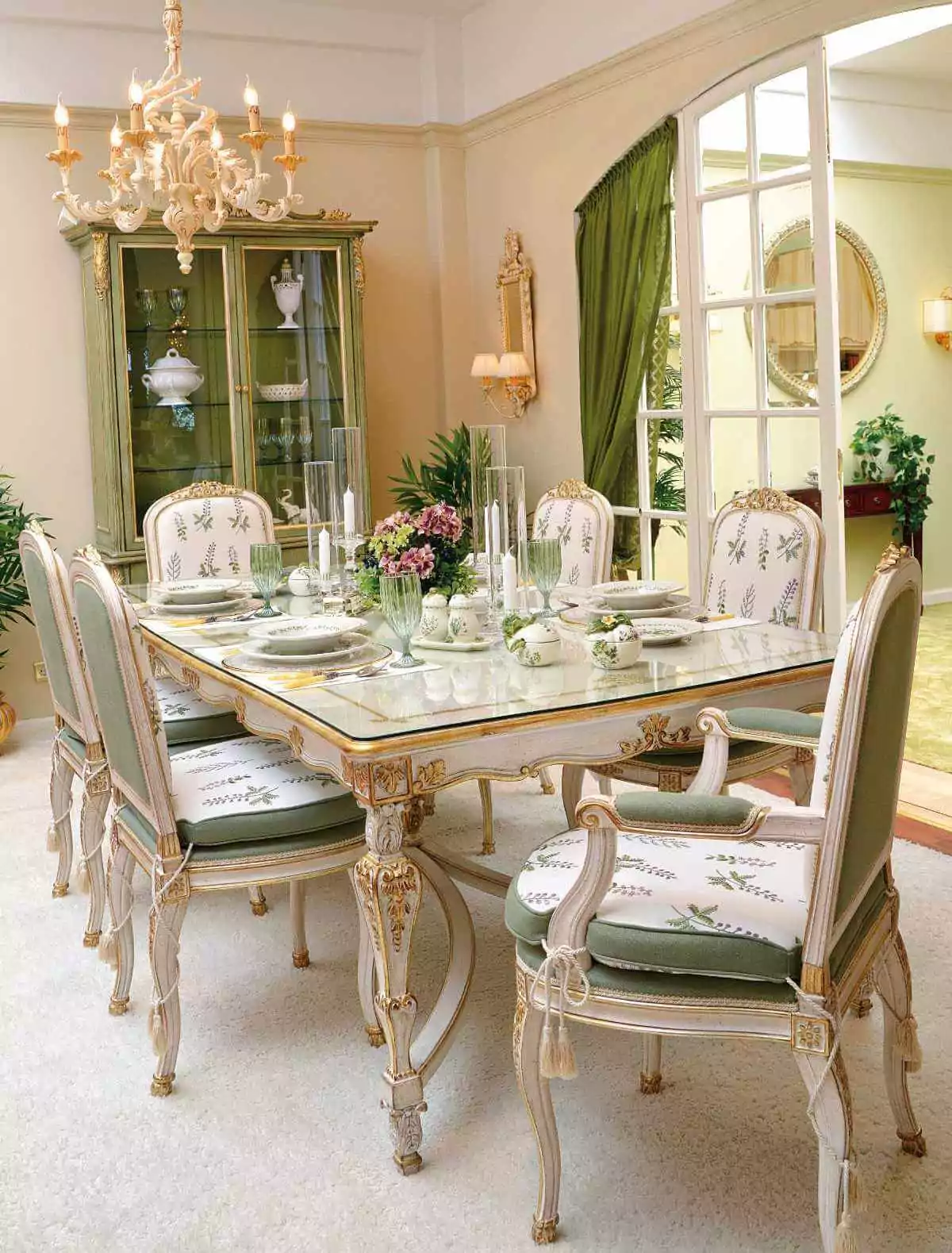 Italienische Möbel: Speisezimmer.