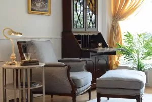 Klassisch, englischer Wohnstil, Sessel, mit Hocker, in grau.