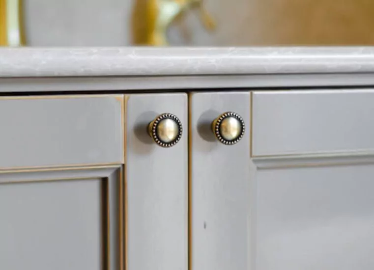 kueche-alma-kollektion-tommaso-italienisch-detail-klassich-knoepfe
