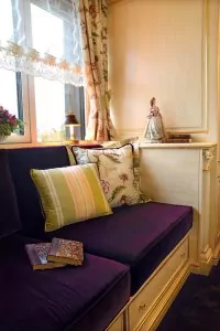 Schlafzimmer, Bank, Sitzecke, mit Schubladen. 