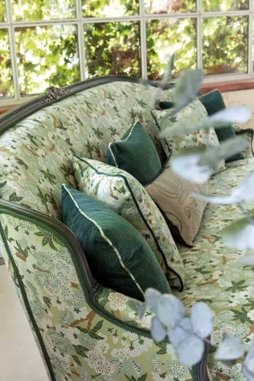 sofa-hermos-italia-neu-elegant-hochwertig-holz-gebogen-gold-oberflaeche-stoffwahl-detail-4713