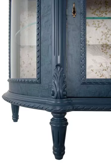 vitrine-batista-halbrund-glastueren-rueckwand-stoff-oberflaechenwahl-holz-schnitzereien-qualitaetsmoebel-europa-detail-1191
