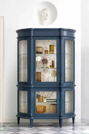 vitrine-batista-halbrund-glastueren-rueckwand-stoff-oberflaechenwahl-holz-schnitzereien-qualitaetsmoebel-europa-frontal-1191