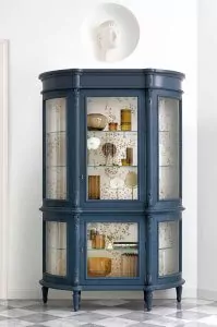 vitrine-batista-halbrund-glastueren-rueckwand-stoff-oberflaechenwahl-holz-schnitzereien-qualitaetsmoebel-europa-frontal-1191