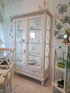 vitrine-daci-glasschrank-holz-tueren-schublade-glasboeden-frontal-16-66